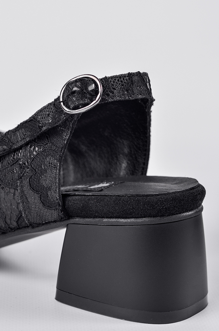 Туфли черного цвета с ажурным декором больших размеров