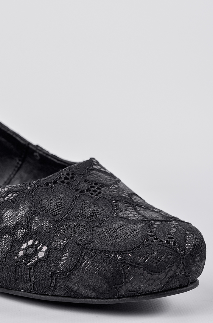 Туфли черного цвета с ажурным декором больших размеров