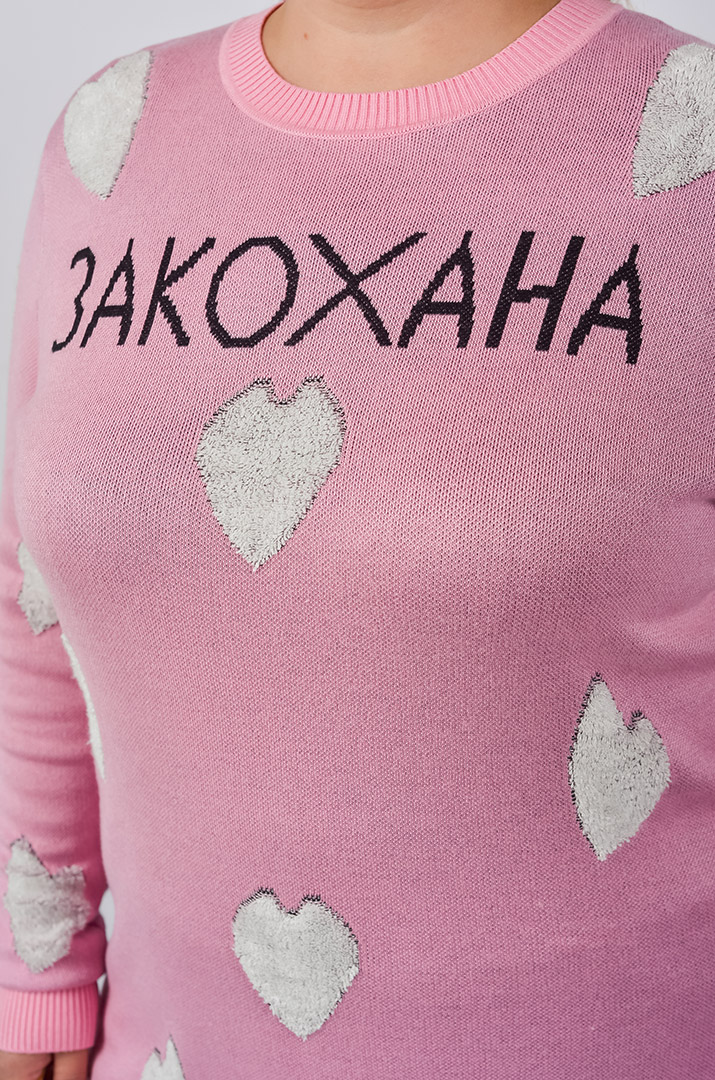 Туніка з фактурними серцями та контрастним написом великих розмірів