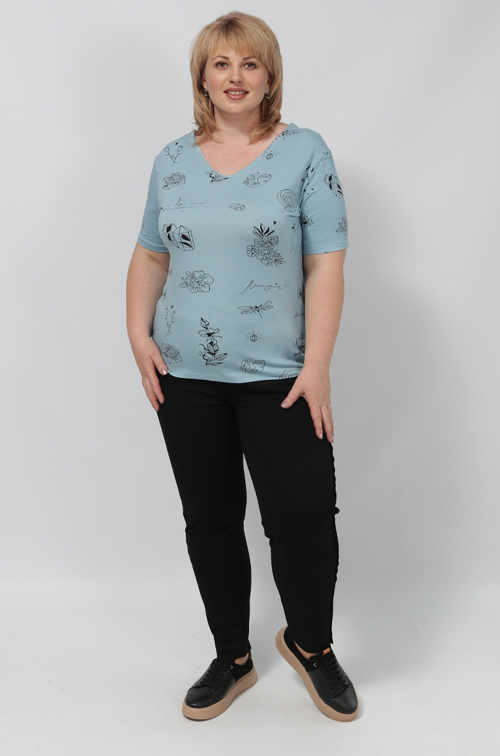 Футболка в принт з трикутним вирізом горловини батал