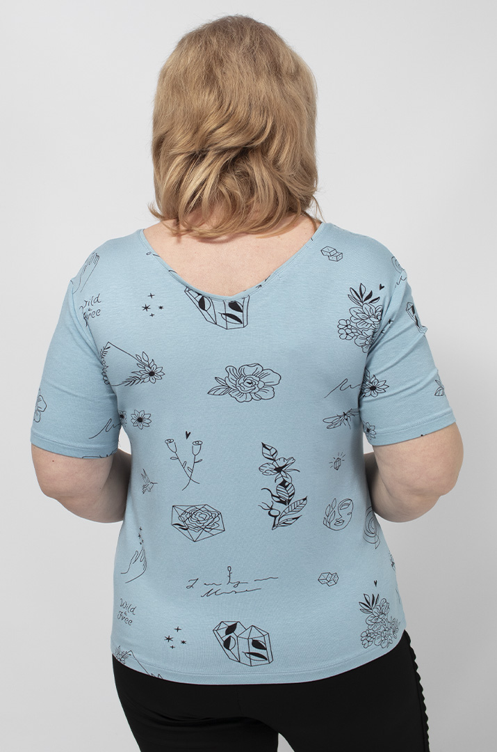 Футболка в принт з трикутним вирізом горловини батал