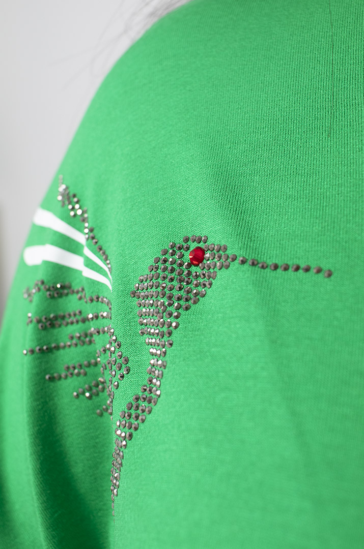 Футболка коротка декорована пташками зі стразів батал