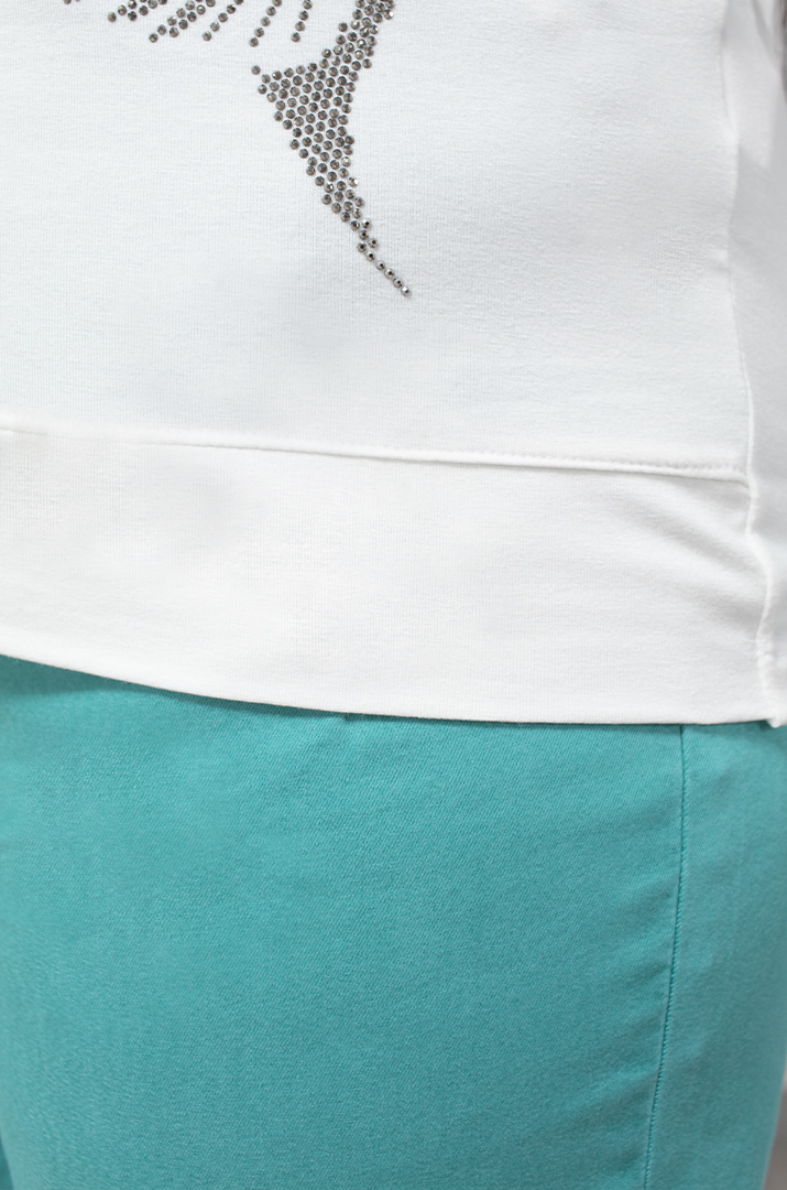 Футболка коротка декорована пташками зі стразів батал