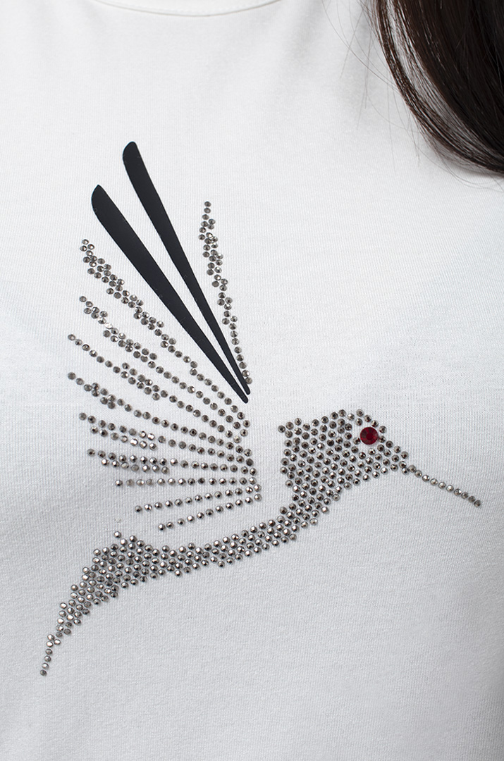 Футболка коротка декорована пташками зі стразів батал