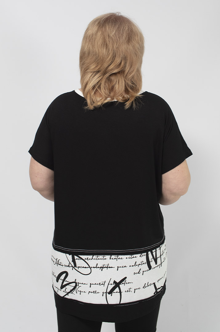 Чорно-біла футболка в стильний принт батал