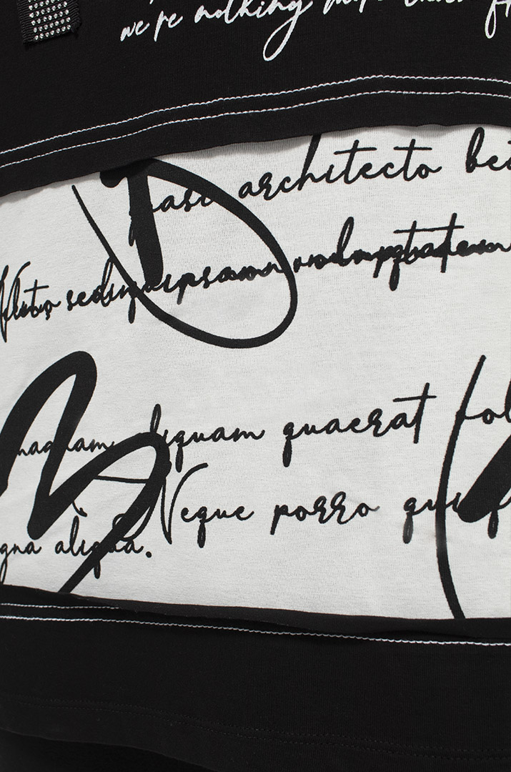 Чорно-біла футболка в стильний принт батал