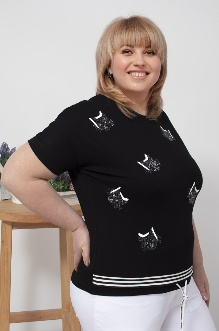 Футболка со шнуровкой и котиками из стразов батал