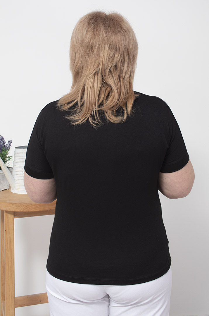 Футболка со шнуровкой и котиками из стразов батал