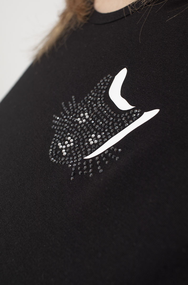 Футболка со шнуровкой и котиками из стразов батал