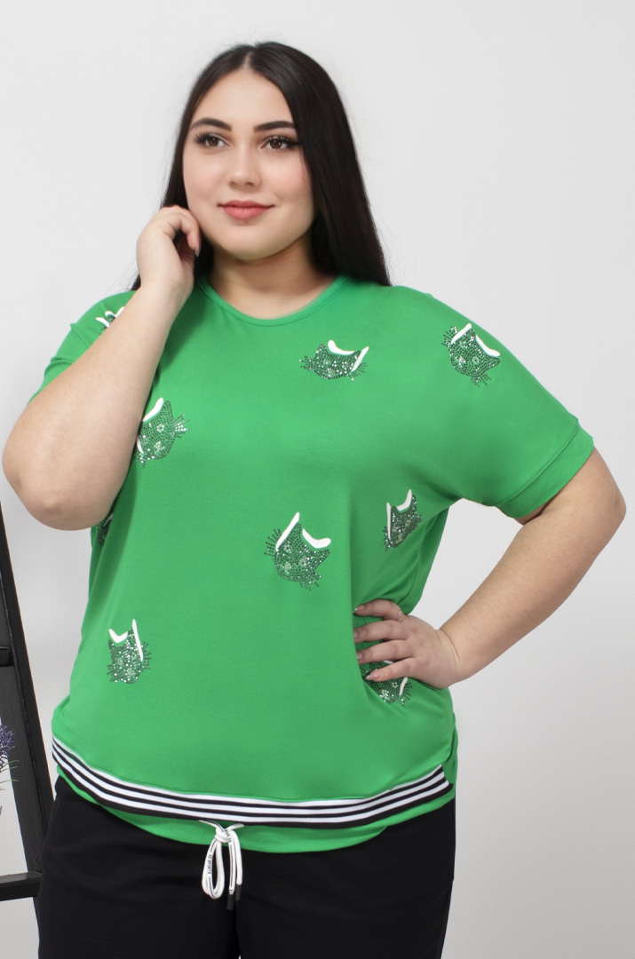 Футболка со шнуровкой и котиками из стразов батал