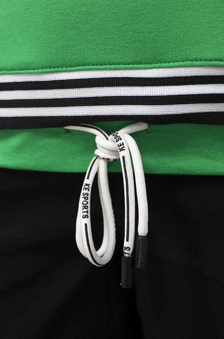 Футболка со шнуровкой и котиками из стразов батал