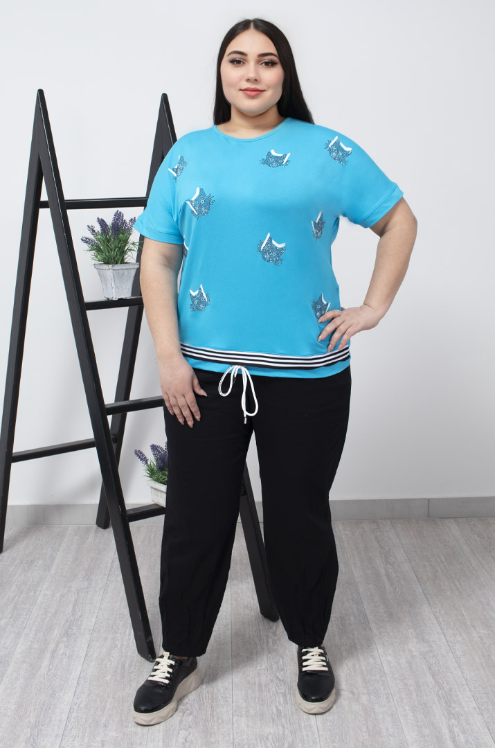 Футболка со шнуровкой и котиками из стразов батал