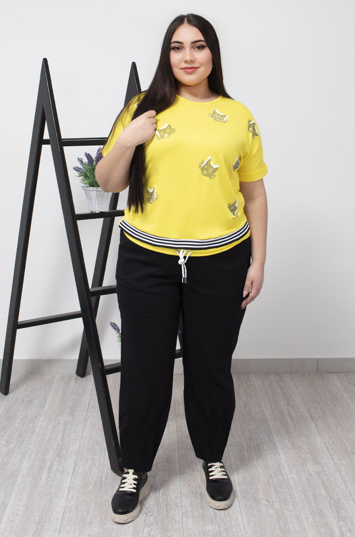 Футболка со шнуровкой и котиками из стразов батал