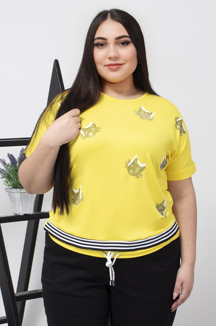 Футболка со шнуровкой и котиками из стразов батал