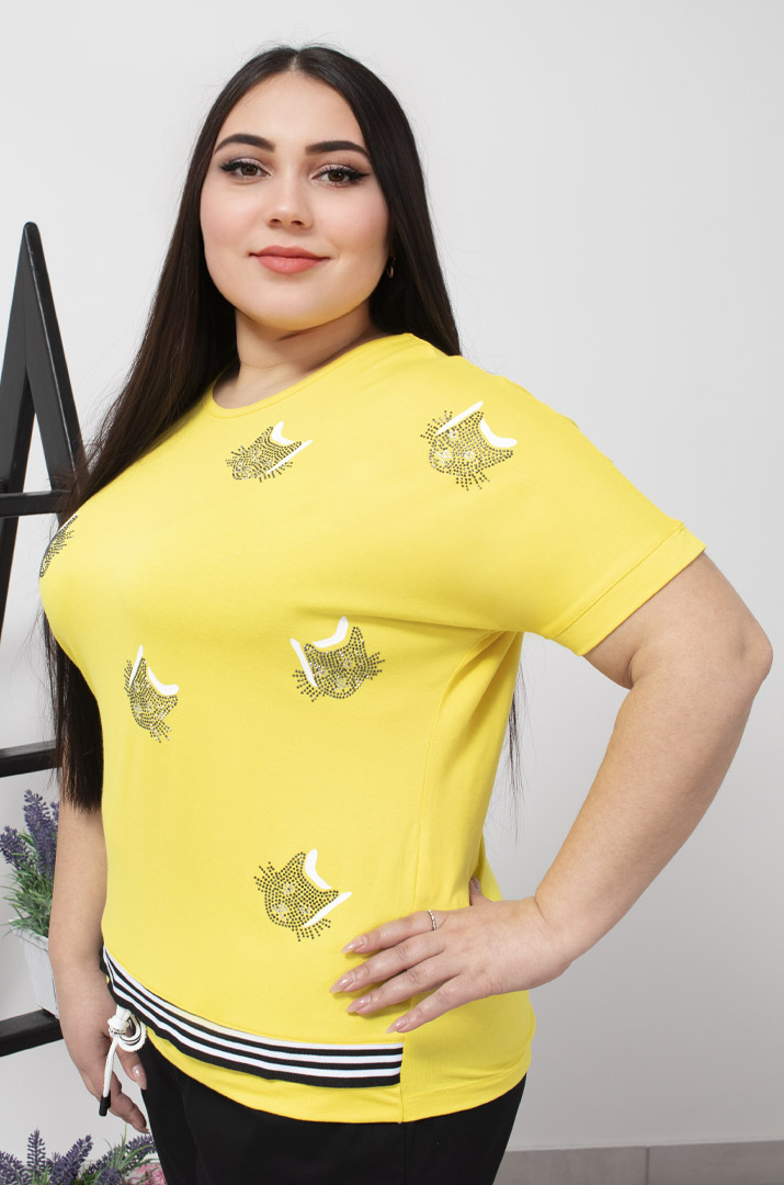 Футболка со шнуровкой и котиками из стразов батал