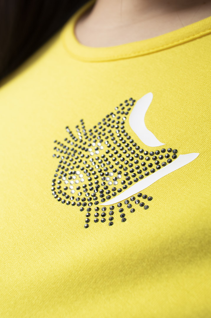 Футболка со шнуровкой и котиками из стразов батал