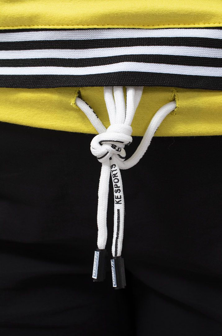 Футболка со шнуровкой и котиками из стразов батал