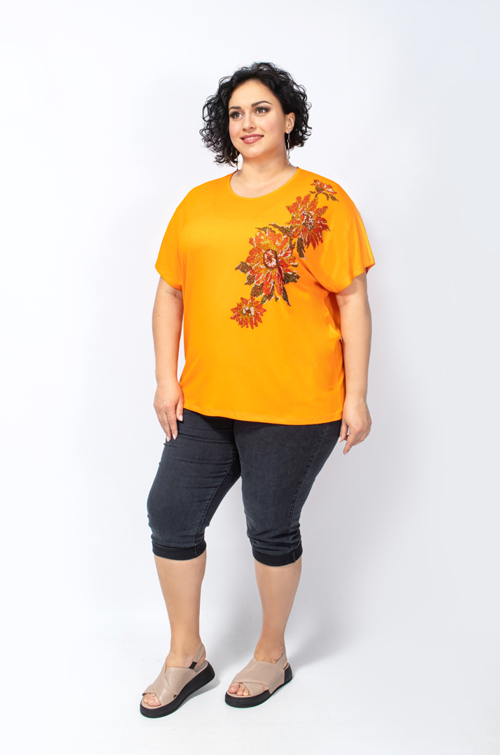 Футболка в цветы из блесток батал