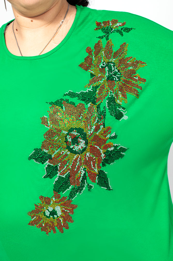 Футболка в цветы из блесток батал