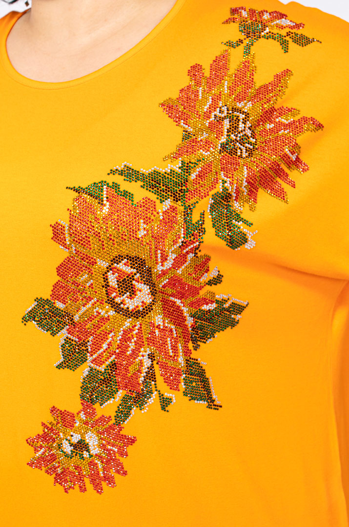 Футболка в цветы из блесток батал