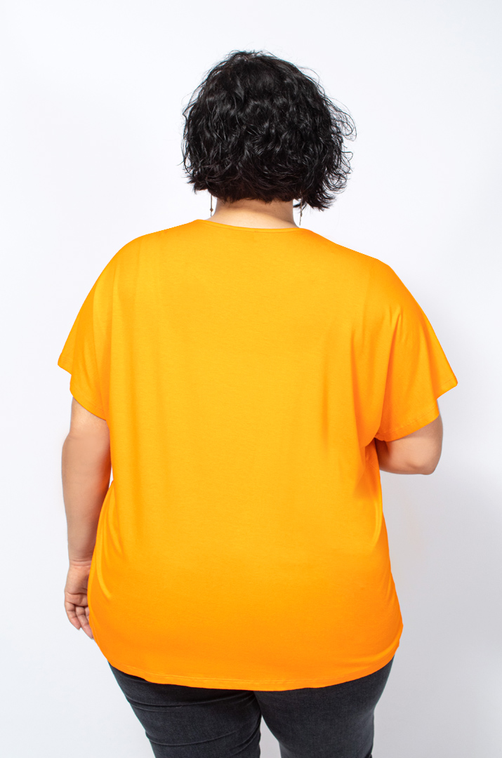 Футболка в цветы из блесток батал