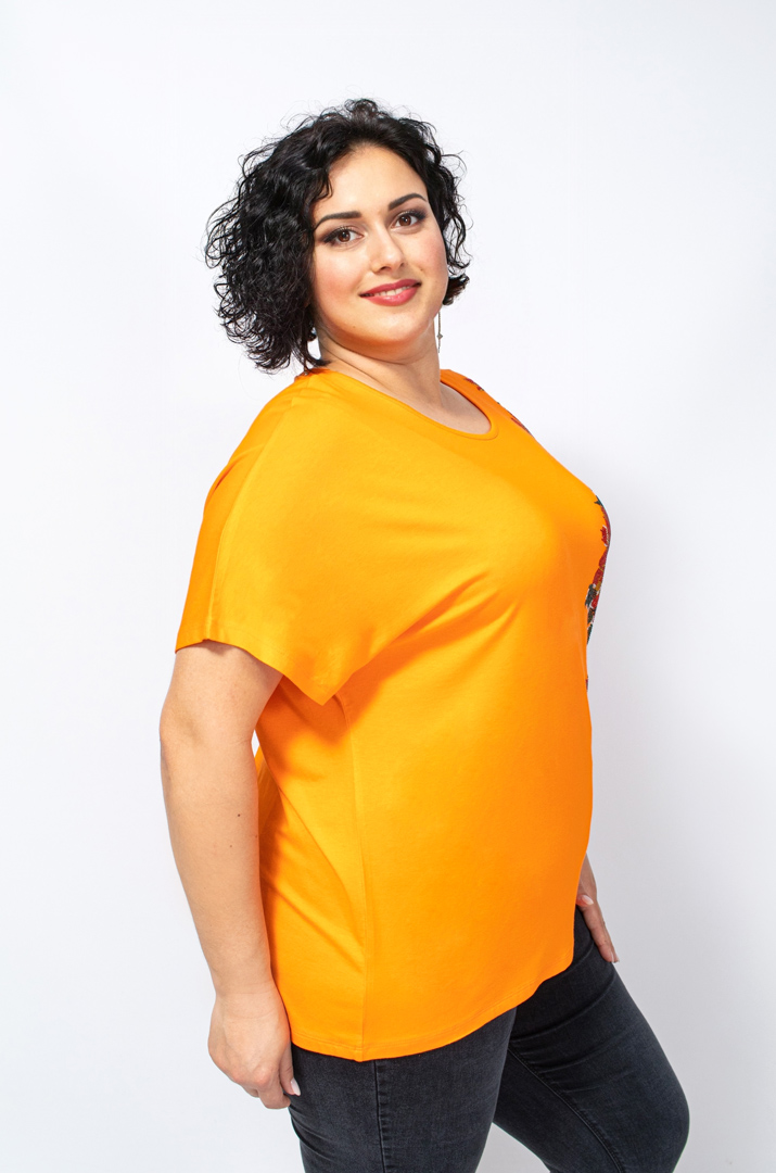 Футболка в цветы из блесток батал