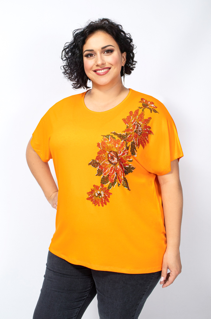 Футболка в цветы из блесток батал