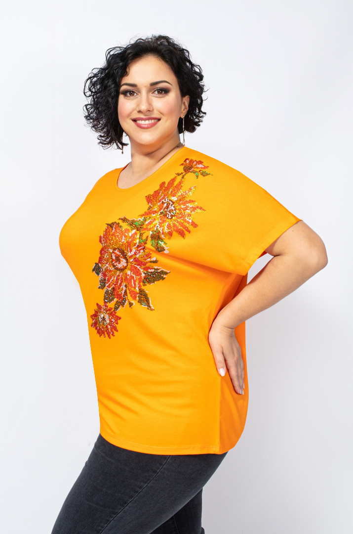 Футболка в цветы из блесток батал