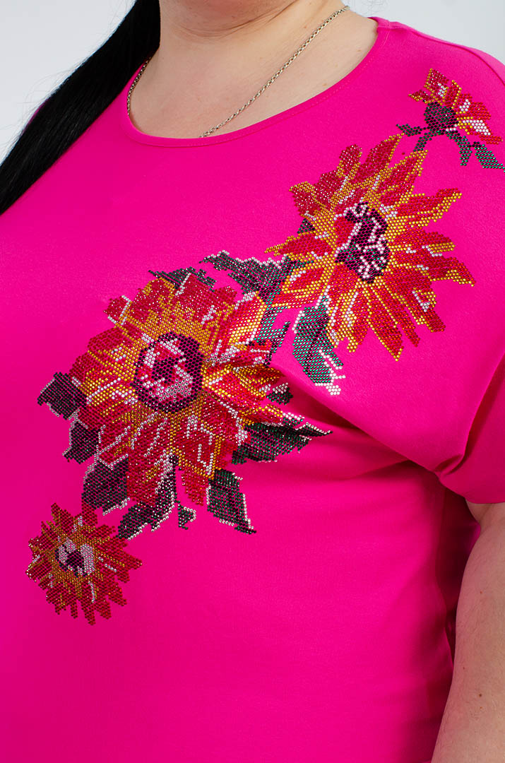 Футболка в цветы из блесток батал