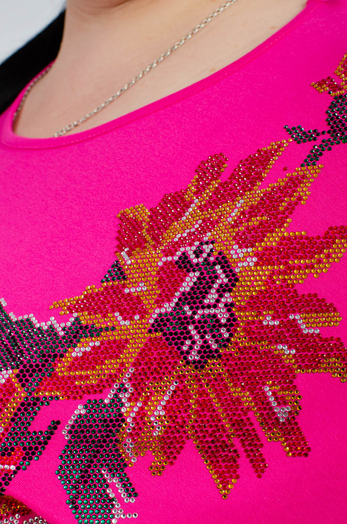 Футболка в цветы из блесток батал