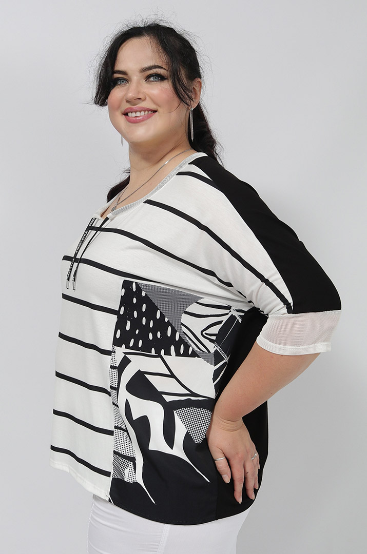 Футболка в смужку з принтом та рукавами сітка супер батал