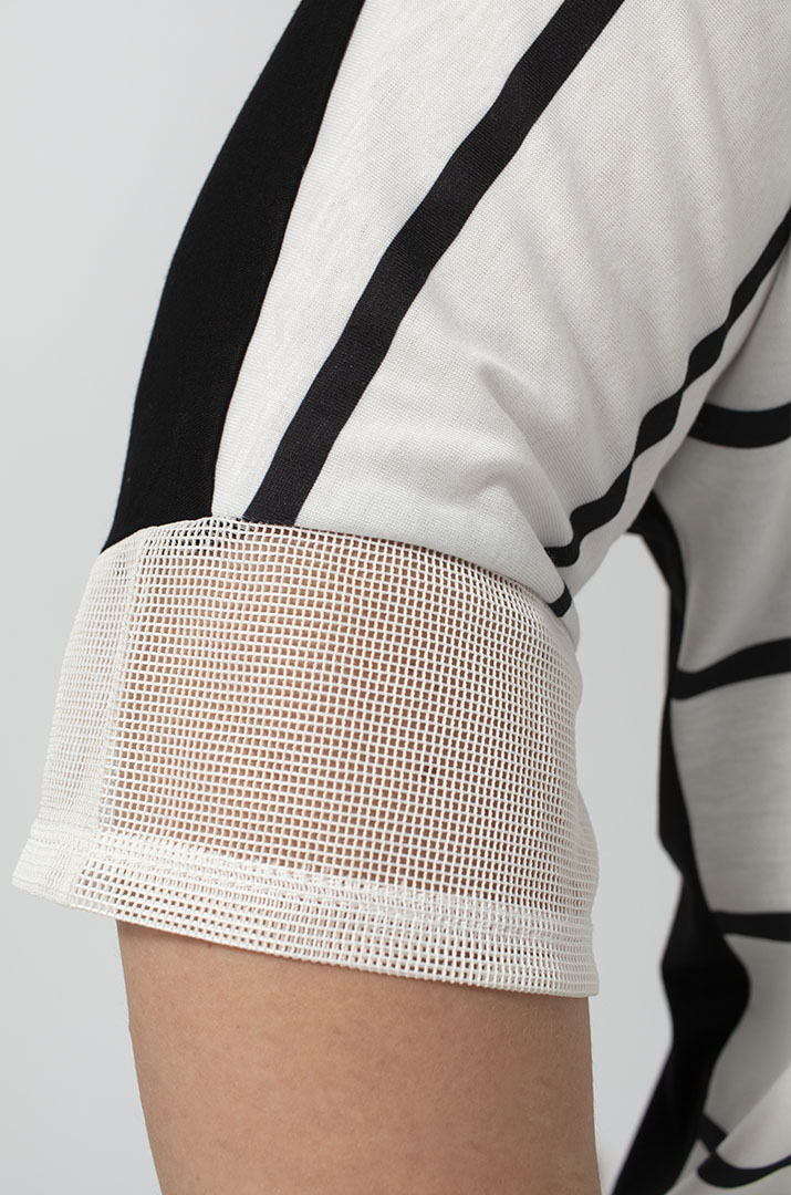 Футболка в смужку з принтом та рукавами сітка супер батал