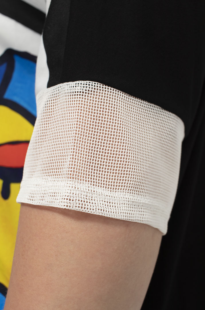 Футболка в смужку з принтом та рукавами сітка супер батал