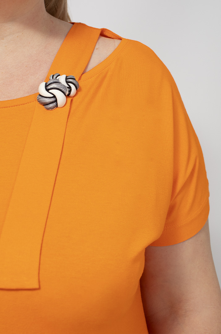 Футболка однотонна з прикрасами батал