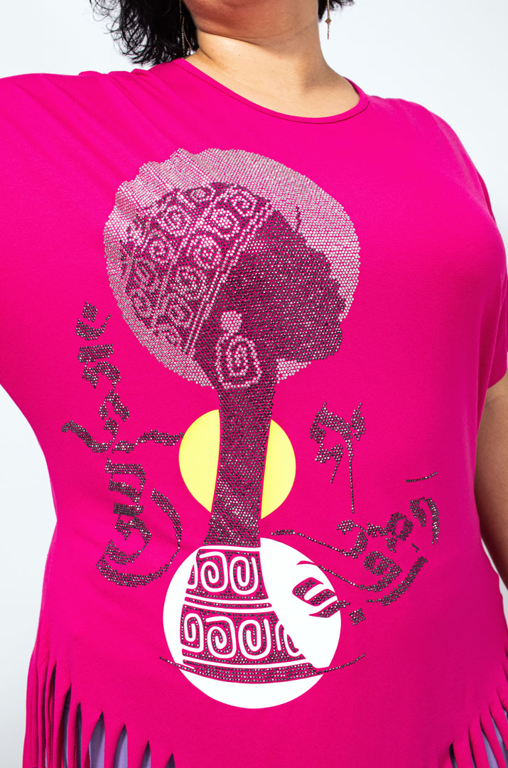 Яскрава футболка з тороками принтом та блискітками батал