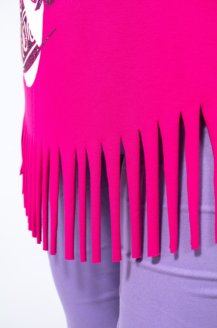 Яскрава футболка з тороками принтом та блискітками батал