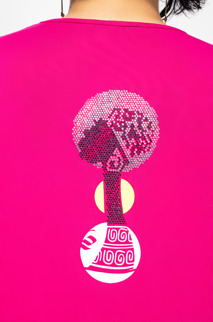 Яскрава футболка з тороками принтом та блискітками батал