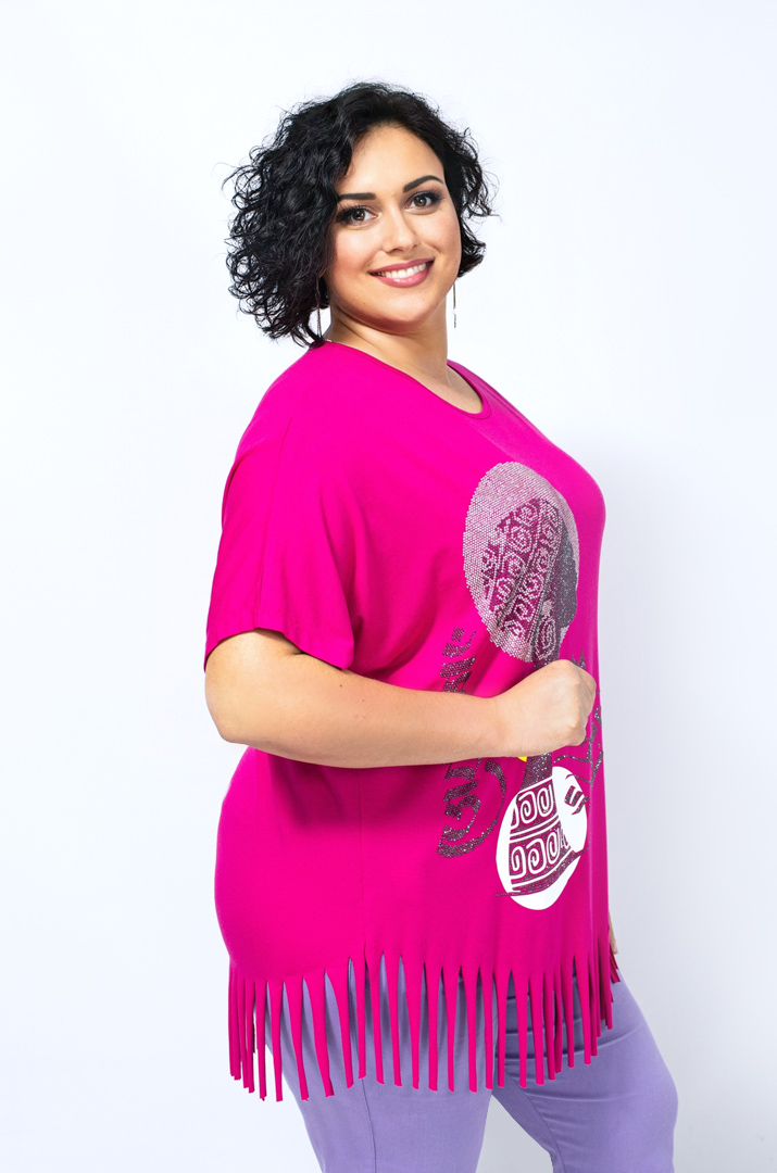 Яскрава футболка з тороками принтом та блискітками батал