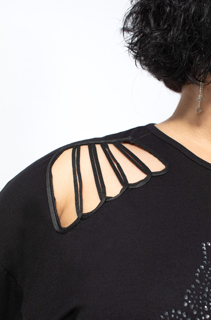 Футболка з оригінальним декором батал