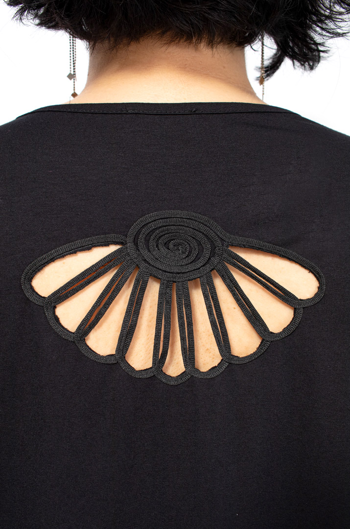 Футболка з оригінальним декором батал