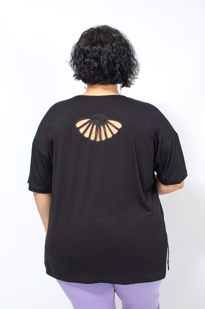 Футболка з оригінальним декором батал