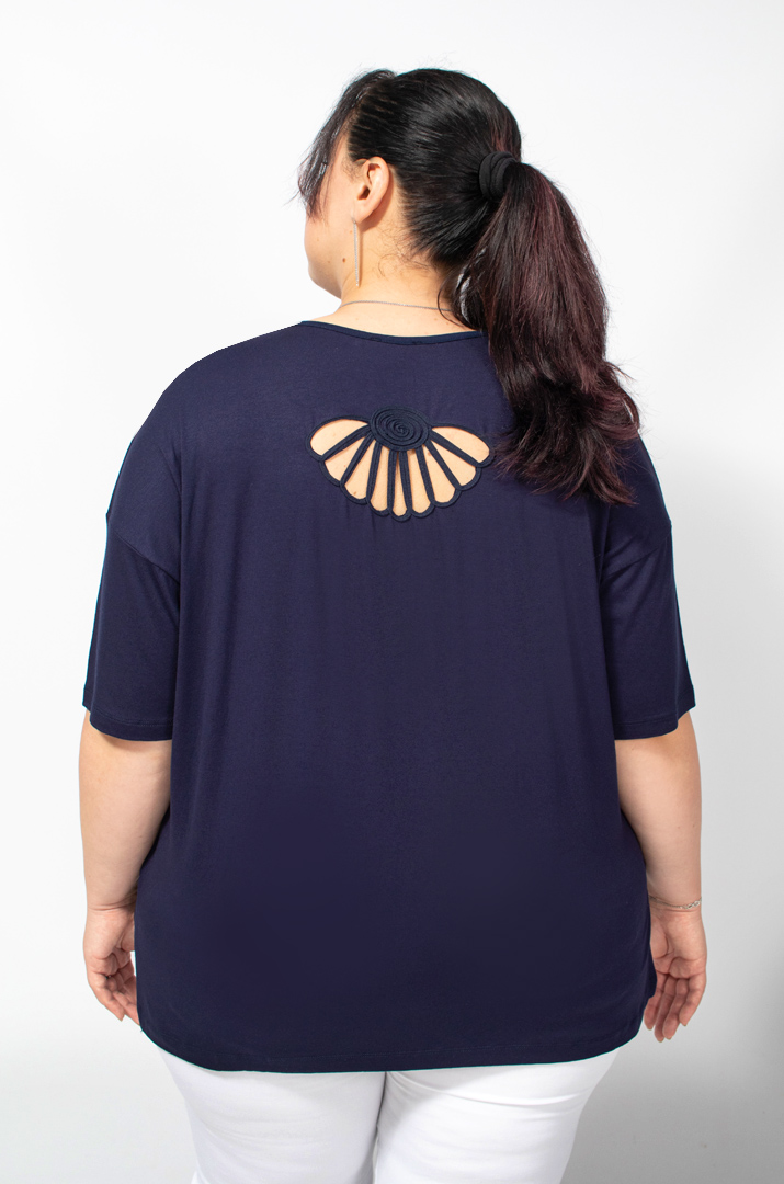 Футболка з оригінальним декором батал