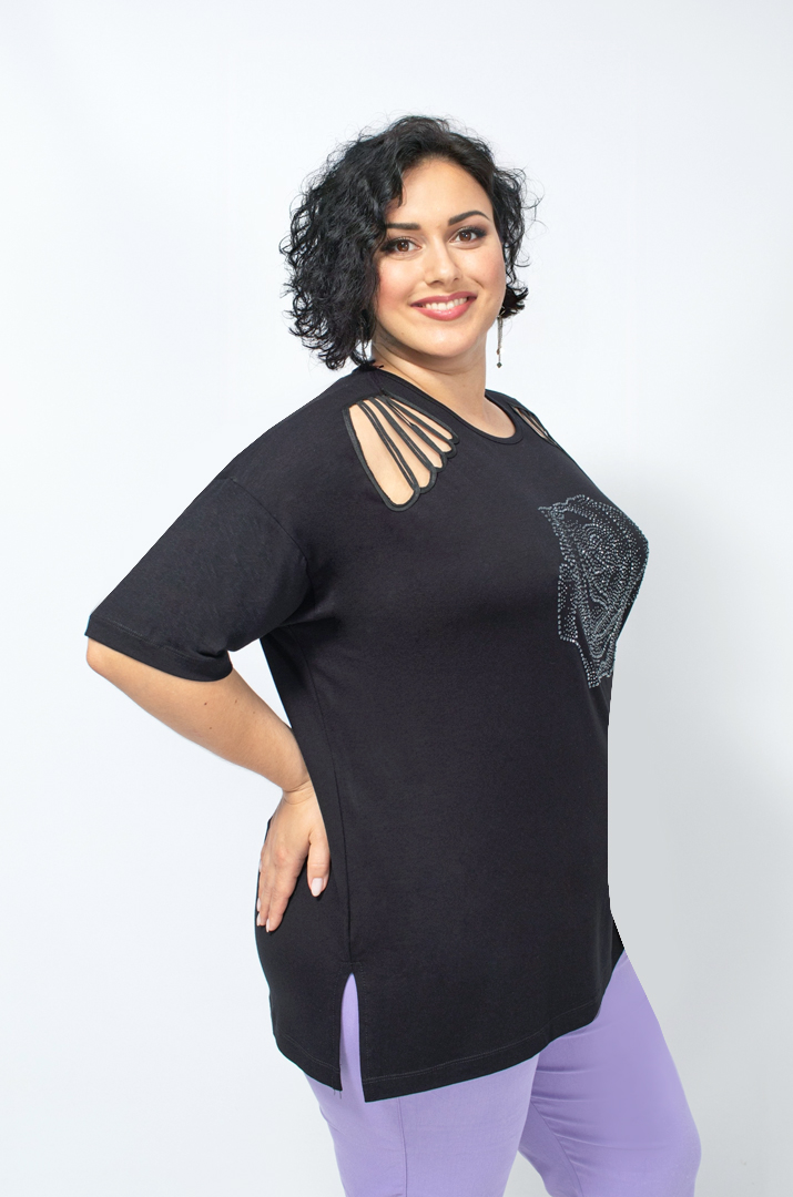 Футболка з оригінальним декором батал