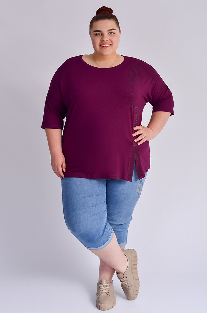 Футболка зі стразами і розрізом великих розмірів