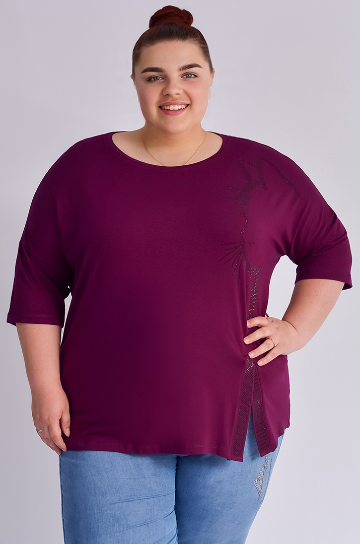 Футболка зі стразами і розрізом великих розмірів