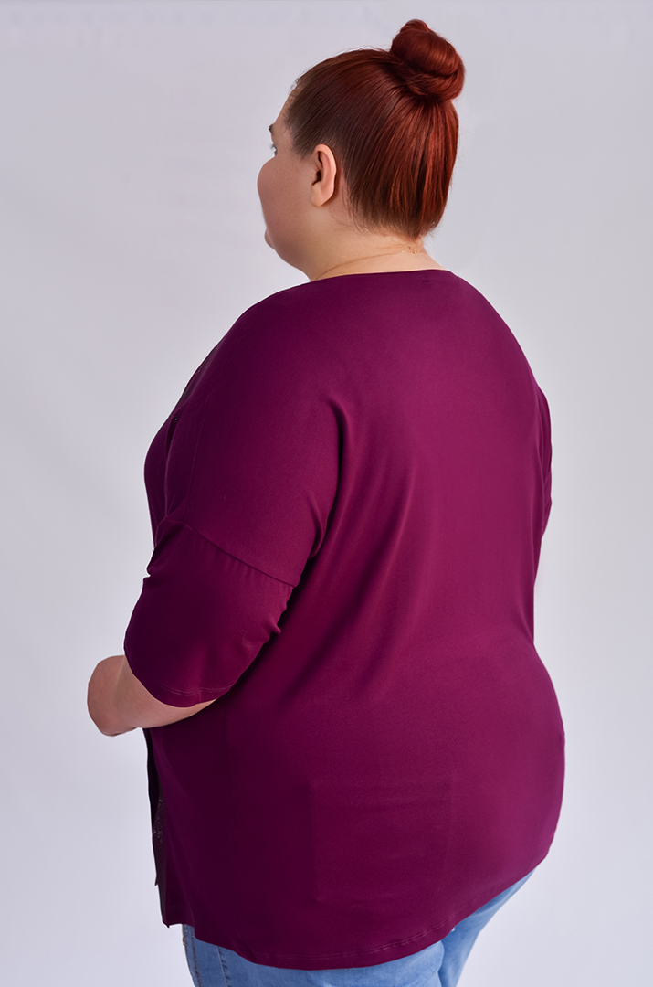 Футболка зі стразами і розрізом великих розмірів