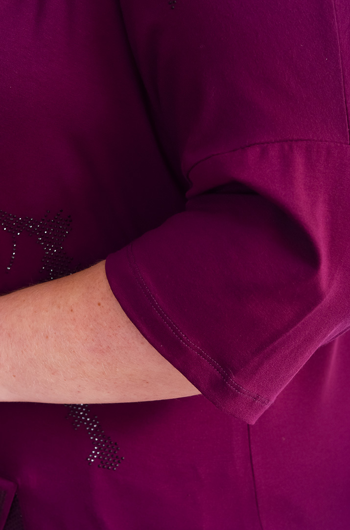 Футболка зі стразами і розрізом великих розмірів