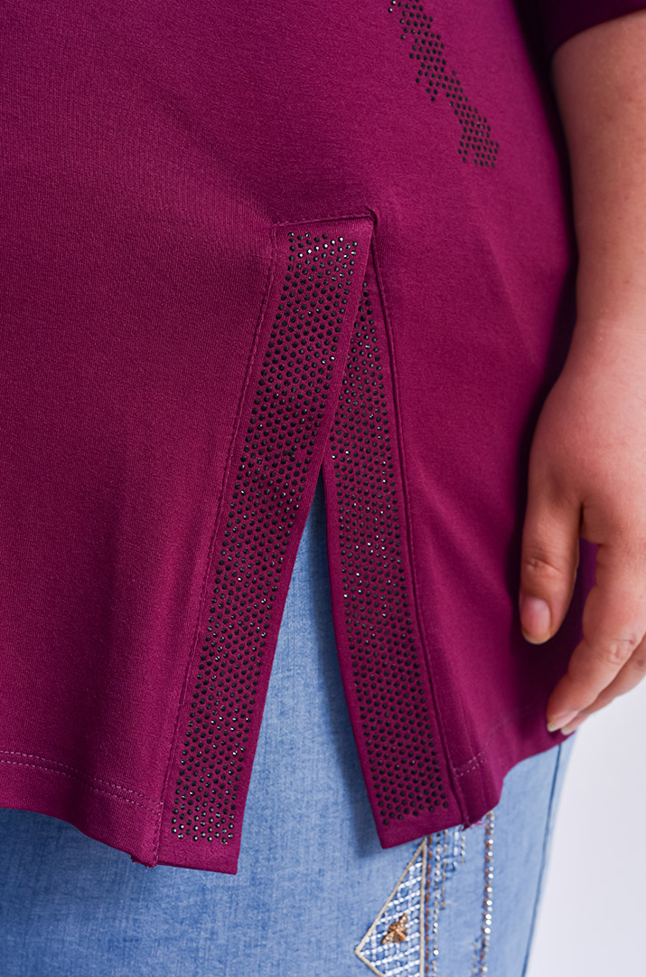 Футболка зі стразами і розрізом великих розмірів