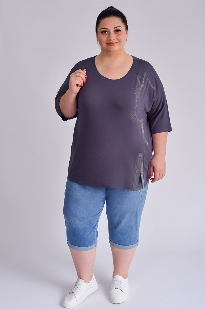 Футболка зі стразами і розрізом великих розмірів