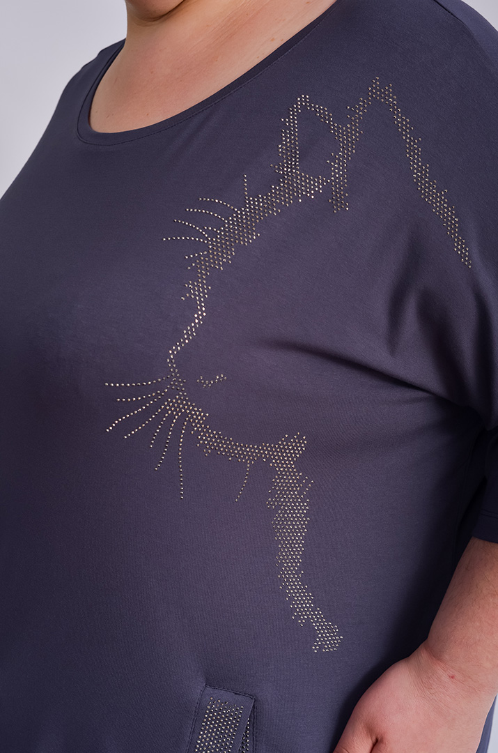 Футболка зі стразами і розрізом великих розмірів